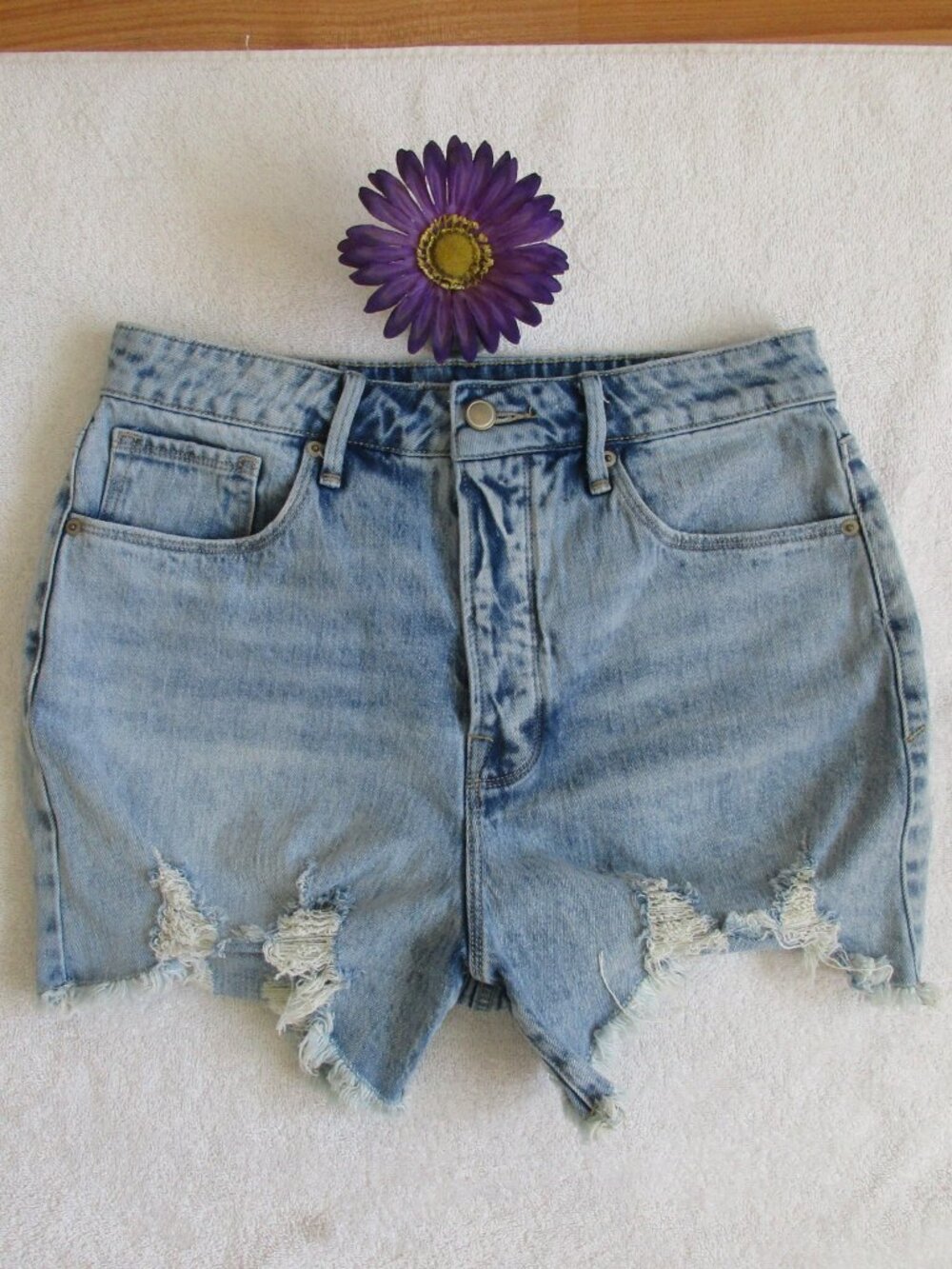 GOOD AMERICAN Shorts Size 10/30 Bombshell Cut-Off Denim